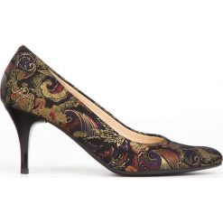 Szpilki na 7 cm obcasie - skóra naturalna - model 972 - kolor złota mozaika. Żółte czółenka damskie Zapato, do pracy, bez wzorów, ze skóry, bez obcasa, na obcasie. W wyprzedaży za 255,20 zł.