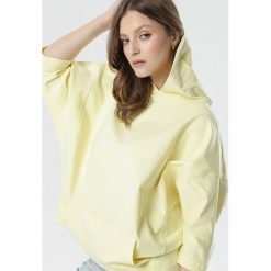 Żółta Bluza Joann. Żółte bluzy damskie Born2be, xl, z aplikacjami, z dzianiny, bez rękawów, z kapturem. Za 79,99 zł.