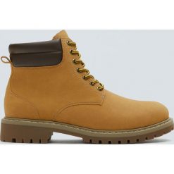 Trapery basic. Brązowe trapery męskie marki Pull&Bear, bez zapięcia. Za 249,00 zł.