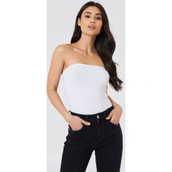 NA-KD Basic Klasyczny Top Bandeau - White. Białe topy damskie marki NA-KD Basic, bez wzorów, z klasycznym kołnierzykiem. Za 32,00 zł.