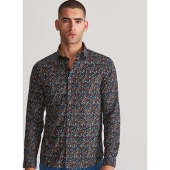Wzorzysta koszula slim fit - Wielobarwny. Koszule męskie Reserved, s, bez wzorów, bez kołnierzyka, bez rękawów. Za 99,99 zł.