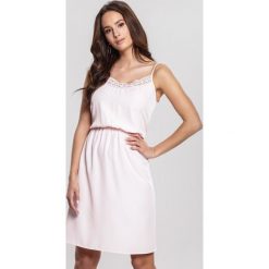 Różowa Sukienka Know More. Różowe sukienki damskie Renee, na co dzień, na lato, xl, bez wzorów, z koronki, bez kołnierzyka, bez rękawów, proste. Za 69,99 zł.