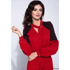 Czerwony kombinezon damski glamour z koronką. Czerwone kombinezony damskie Pakamera, w koronkowe wzory, z tkaniny, glamour, bez kołnierzyka, bez rękawów. Za 199,00 zł.