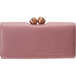Ted Baker MUSCOVY TEXTURED BOBBLE MATINEE Portfel dusky pink. Czerwone portfele damskie marki Ted Baker. Za 459,00 zł.