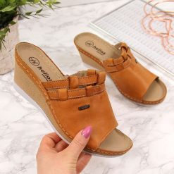 Klapki damskie skórzane na koturnie camel Helios 276 - camel. Brązowe klapki damskie Helios, bez wzorów, ze skóry, bez obcasa, na koturnie. Za 153,99 zł.