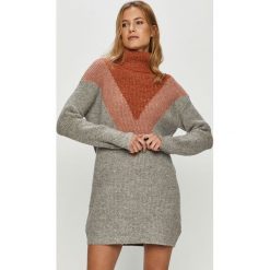 Roxy - Sukienka. Szare sukienki damskie Roxy, na co dzień, s, z aplikacjami, z elastanu, casualowe, z golfem, z długim rękawem, długie, mini, proste. Za 379,90 zł.
