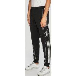 Adidas Originals - Spodnie. Czarne spodnie męskie adidas Originals, na co dzień, m, z nadrukiem, z bawełny, casualowe. W wyprzedaży za 229,90 zł.