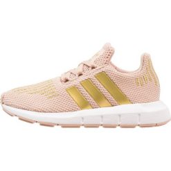 Adidas Originals SWIFT RUN Tenisówki i Trampki ash pearl/gold metallic/footwear white. Białe trampki męskie marki adidas Originals, z tworzywa sztucznego. Za 279,00 zł.