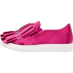Lost Ink Wide Fit SARA RUFFLE AND STUD SLIP ON TRAINER Półbuty wsuwane fuchsia. Czerwone półbuty damskie wsuwane Lost Ink Wide Fit, z tworzywa sztucznego. W wyprzedaży za 139,30 zł.
