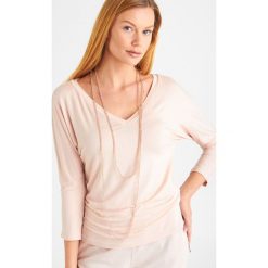NASZYJNIK FRAGOLA max mara leisure. Różowe naszyjniki damskie Max Mara Leisure. Za 319,00 zł.