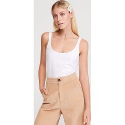 Top z bawełny organicznej - Biały. Białe topy damskie Reserved, s, bez wzorów, z bawełny, bez kołnierzyka. Za 19,99 zł.