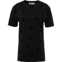 McQ Alexander McQueen CLASSIC Tshirt z nadrukiem darkest black. Czarne bluzki damskie marki McQ Alexander McQueen, xs, z nadrukiem, z bawełny, bez kołnierzyka, bez rękawów. Za 759,00 zł.
