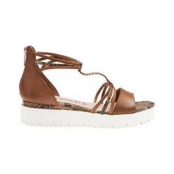 Tamaris Sandały kolor koniaku female brązowy 39. Pomarańczowe sandały damskie Tamaris, w paski, ze skóry, eleganckie, bez obcasa, z paskami, trekkingowe. Za 249,00 zł.