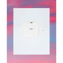 Krótka koszulka Pull&Bear by Rosalía. Fioletowe koszulki damskie marki Pull&Bear, bez wzorów, bez kołnierzyka, z krótkim rękawem. Za 59,90 zł.