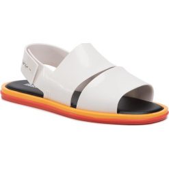 Sandały MELISSA - Carbon Ad 32688 White/Black 5218. Białe klapki damskie Melissa, bez wzorów, z tworzywa sztucznego, bez obcasa. Za 339,00 zł.