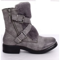 Botki z futerkiem szare 1061A-PA Grey. Szare botki damskie ButyModne, ze skóry ekologicznej, militarne, przed kolano, na wysokim obcasie, na obcasie, na zamek. W wyprzedaży za 99,00 zł.