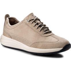Półbuty CLARKS - Un Coast Lace 261333507 Sand Nubuck. Brązowe półbuty męskie Clarks, na co dzień, bez wzorów, z zamszu, eleganckie, bez zapięcia. W wyprzedaży za 259,00 zł.