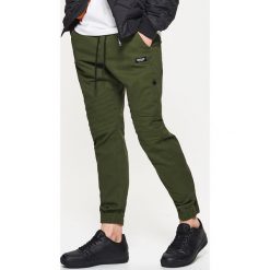 Dresowe joggery z kolekcji modular - Khaki. Brązowe bez kategorii marki Cropp, z dresówki. W wyprzedaży za 49,99 zł.