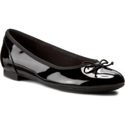Baleriny CLARKS - Couture Bloom 261154754 Black Pat. Czarne baleriny damskie Clarks, bez wzorów, ze skóry ekologicznej, klasyczne, bez obcasa, bez zapięcia. W wyprzedaży za 229,00 zł.