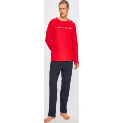 Tommy Hilfiger - Piżama. Czerwone piżamy męskie TOMMY HILFIGER, s, bez wzorów, z bawełny, z długim rękawem. Za 299,90 zł.