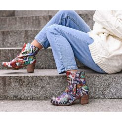 Botki - skóra naturalna - model 454 - kolor motyl. Botki damskie Zapato, na wiosnę, ze skóry, eleganckie, za kostkę, na wysokim obcasie, na obcasie, na zamek. W wyprzedaży za 319,20 zł.