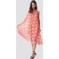 MANGO Sukienka Bengala - Orange. Pomarańczowe sukienki damskie marki Mango, bez wzorów, bez kołnierzyka, bez rękawów, maxi. W wyprzedaży za 121,47 zł.
