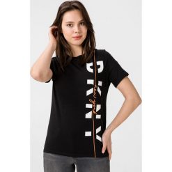 DKNY Koszulka Czarny. Czarne topy sportowe damskie DKNY, l, z nadrukiem, z elastanu, z krótkim rękawem. Za 206,95 zł.