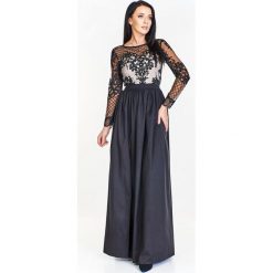 Wieczorowa sukienka maxi z wyszywaną górą i rękawami ze wzorem imitującym siatkę, swobodny dół. Niebieskie sukienki damskie Made in Poland, xl, bez wzorów, z poliesteru, wizytowe, bez kołnierzyka, bez rękawów, maxi. Za 409,00 zł.