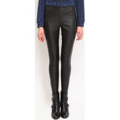LEGGINSY DAMSKIE GŁADKIE. Czarne legginsy damskie Top Secret, bez wzorów, z dzianiny. W wyprzedaży za 49,99 zł.