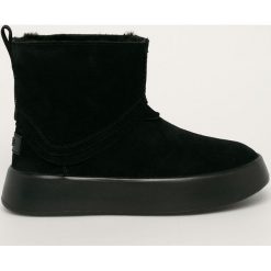 UGG - Śniegowce. Żółte śniegowce damskie Ugg, ze skóry, bez zapięcia. W wyprzedaży za 579,90 zł.