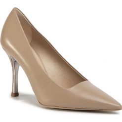 Szpilki FURLA - Code 1059562 S YC44 W25 Sand h. Pomarańczowe półbuty damskie Furla, bez wzorów, ze skóry ekologicznej, eleganckie, bez obcasa, na obcasie, bez zapięcia. W wyprzedaży za 569,00 zł.