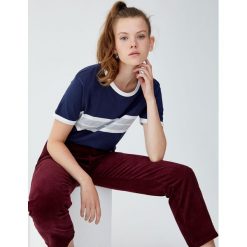 Koszulka z panelem i obszyciem. Niebieskie bluzki damskie marki Pull&Bear, z krótkim rękawem. Za 49,90 zł.