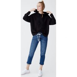 Bluza basic z kapturem. Czarne bluzy damskie Pull&Bear, m, bez wzorów, z kapturem, bez rękawów, z kapturem. Za 89,90 zł.