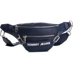 Saszetka nerka TOMMY JEANS - Tjw Femme Bumbag AW0AW06535 496. Niebieskie nerki damskie Tommy Jeans, bez wzorów, z jeansu, młodzieżowe, bez dodatków. W wyprzedaży za 269,00 zł.