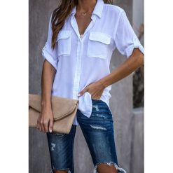 Koszula damska DENILA WHITE. Białe bluzki damskie Koszula damska DENILA WHITE, s, bez wzorów, eleganckie, bez kołnierzyka, bez rękawów. W wyprzedaży za 49,00 zł.