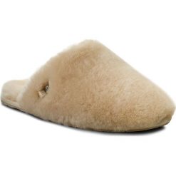 Kapcie UGG - W Fluff Clog 1005564 W/Nat. Brązowe kapcie damskie marki Ugg, z aplikacjami, ze skóry, bez obcasa. W wyprzedaży za 309,00 zł.