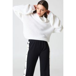 Golfy damskie: NA-KD Trend Sweter oversize z golfem – White