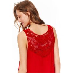 BLUZKA TKANINOWA Z KORONKĄ Z TYŁU, NA WIELE OKAZJI. Czerwone bluzki asymetryczne Top Secret, w koronkowe wzory, z koronki, eleganckie. Za 39,99 zł.