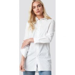 NA-KD Classic Długa koszula Basic - White. Białe koszule damskie NA-KD Classic, bez wzorów, z bawełny, bez kołnierzyka, z długim rękawem. Za 121,95 zł.