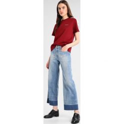 Bluzki, topy, tuniki: Calvin Klein Jeans SIDE LOGO STRIPE TEE Tshirt z nadrukiem cabernet