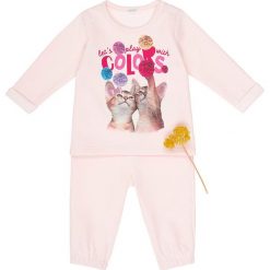 Piżama w kolorze jasnoróżowym. Różowe piżamy niemowlęce Benetton Kids, z nadrukiem. W wyprzedaży za 32,95 zł.
