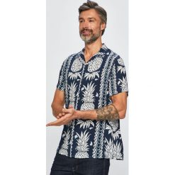 Guess Jeans - Koszula. Niebieskie koszule męskie Guess Jeans, s, z aplikacjami, z wiskozy, klasyczne, z klasycznym kołnierzykiem, z krótkim rękawem. W wyprzedaży za 219,90 zł.