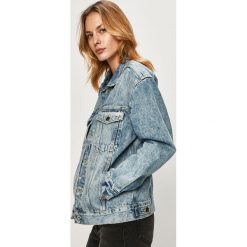Guess Jeans - Kurtka jeansowa. Niebieskie kurtki damskie Guess Jeans, s, z aplikacjami, z bawełny, krótkie, bez kaptura. Za 599,90 zł.