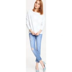 BLUZA NIEROZPINANA DAMSKA W GROSZKI. Białe bluzy sportowe damskie marki Top Secret, w grochy, bez kaptura. W wyprzedaży za 49,99 zł.
