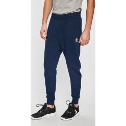 Reebok Classic - Spodnie. Niebieskie spodnie męskie Reebok Classic, na co dzień, m, bez wzorów, z elastanu, casualowe. W wyprzedaży za 129,90 zł.