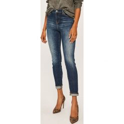 Guess Jeans - Jeansy. Niebieskie jeansy damskie Guess Jeans, z podwyższonym stanem. W wyprzedaży za 449,90 zł.