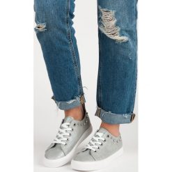 Ozdobne szare trampki KIMBERLY. Brązowe trampki i tenisówki damskie marki SMALL SWAN. Za 69,90 zł.