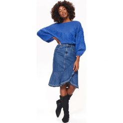 SWETER Z BUFIASTAMI RĘKAWAMI. Niebieskie swetry klasyczne damskie marki Top Secret, na lato, z aplikacjami, z dzianiny, eleganckie. W wyprzedaży za 59,99 zł.