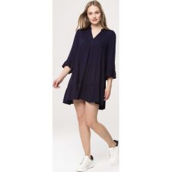 Granatowa Sukienka Look Forward To. Białe sukienki damskie Born2be, s, bez wzorów, bez kołnierzyka, bez rękawów, mini, trapezowe. Za 79,99 zł.