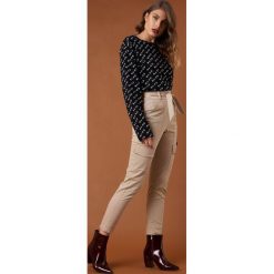 NA-KD Trend Spodnie z wiązanym paskiem - Beige. Brązowe spodnie z wysokim stanem NA-KD Trend, w paski. Za 202,95 zł.